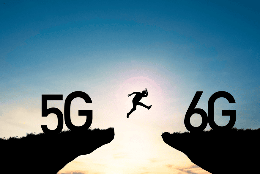 Pessoa saltando entre os números 5G e 6G representando a transição tecnológica