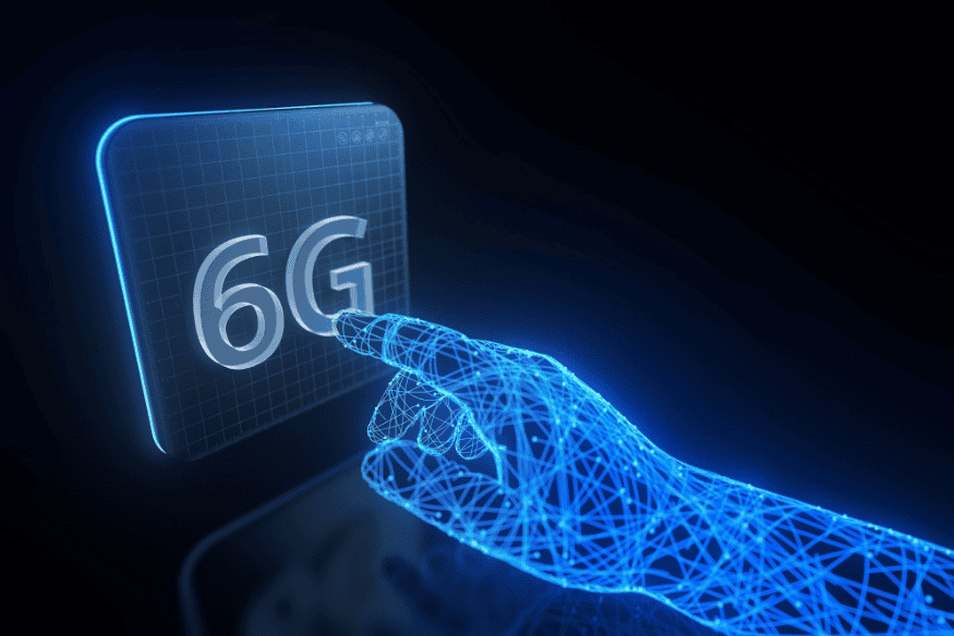 Mão digital tocando tela virtual com o símbolo 6G em destaque