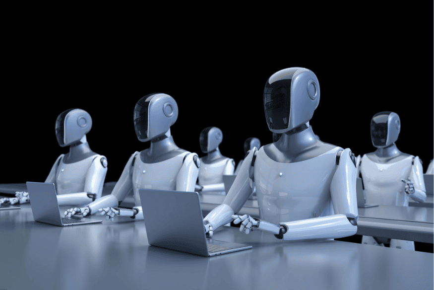 Robôs humanoides operando laptops em uma linha de produção automatizada