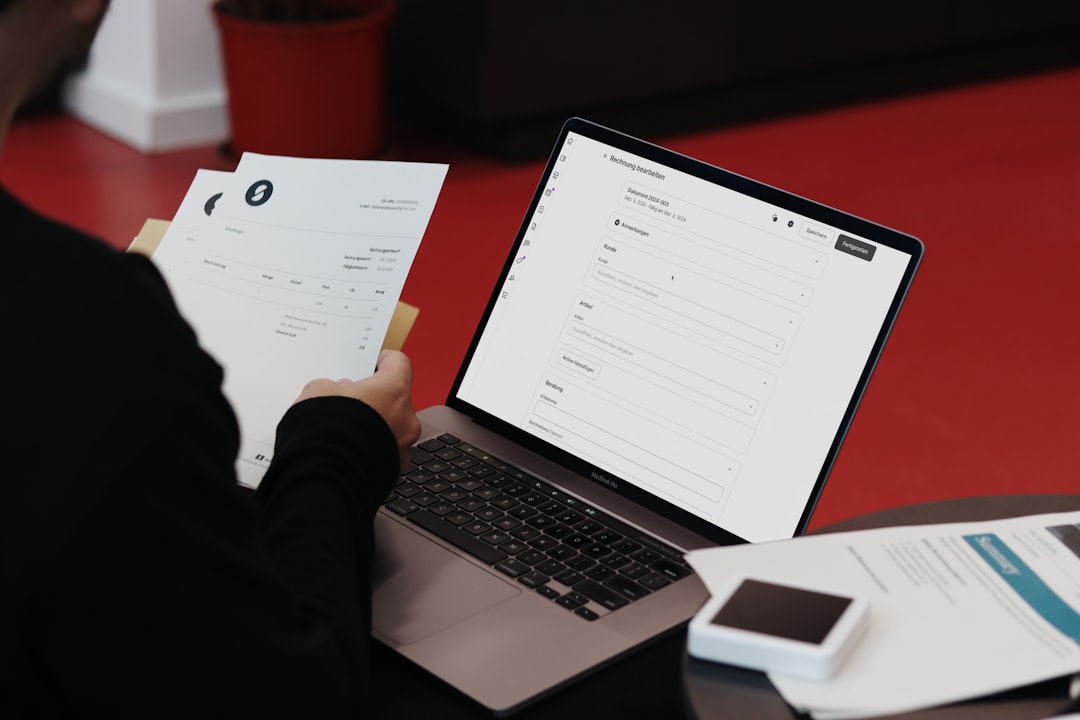 Profissional usando laptop com múltiplas abas abertas de ferramentas de produtividade