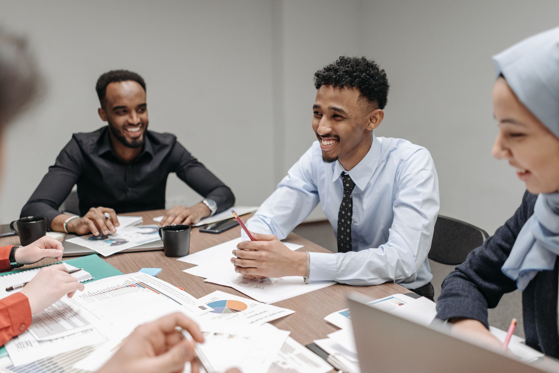 Equipe analisando resultados de automacao em reuniao de produtividade