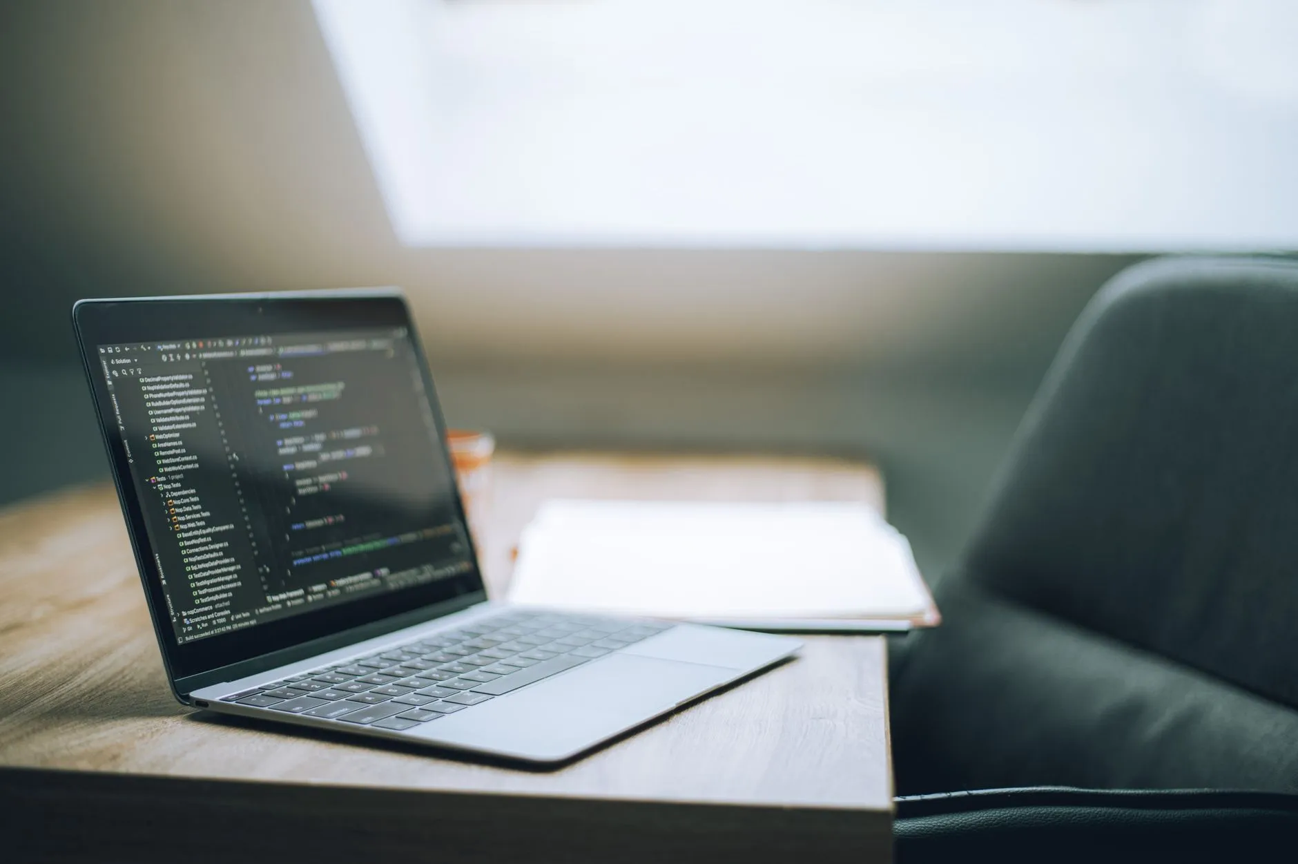 Profissional escrevendo código Python em um notebook