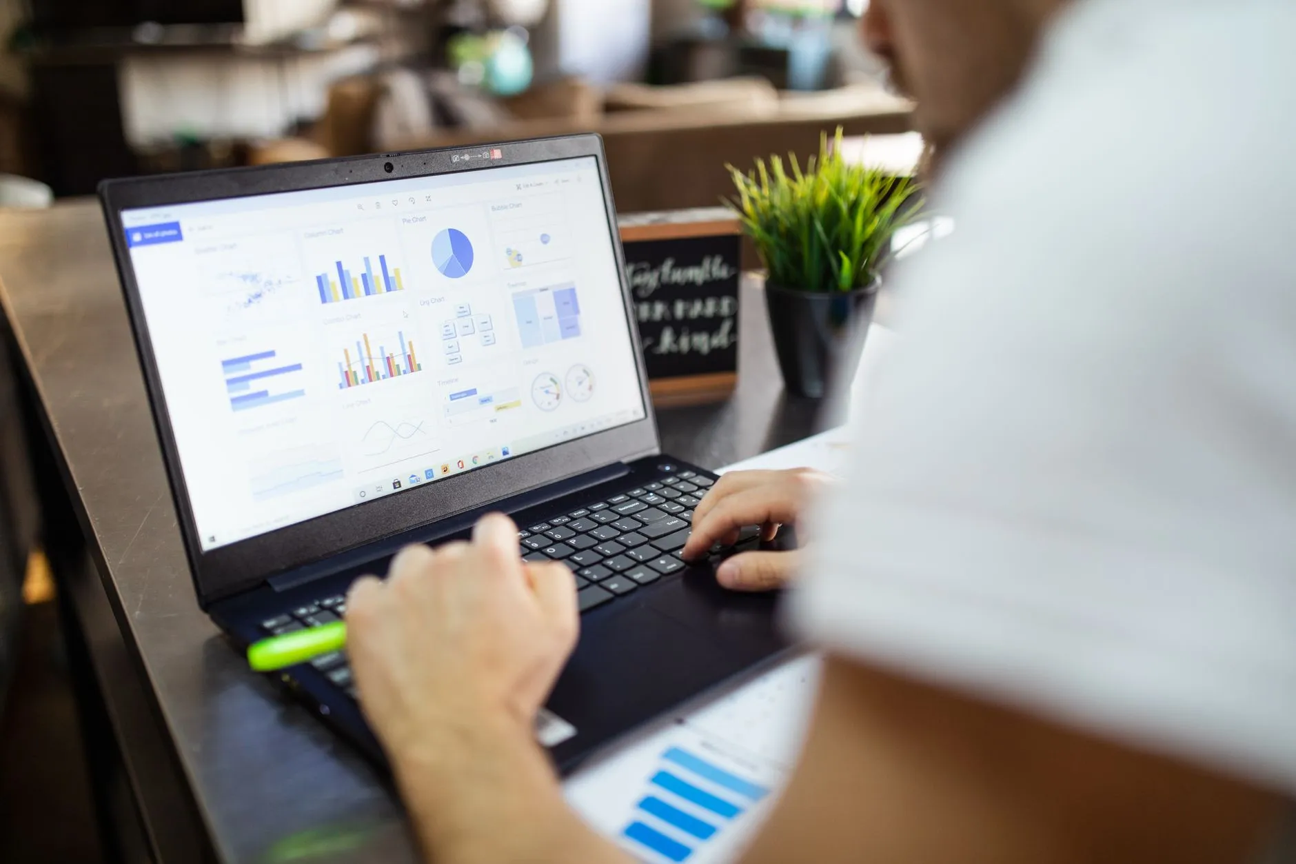 Planilha com dados sendo analisados em tela de computador