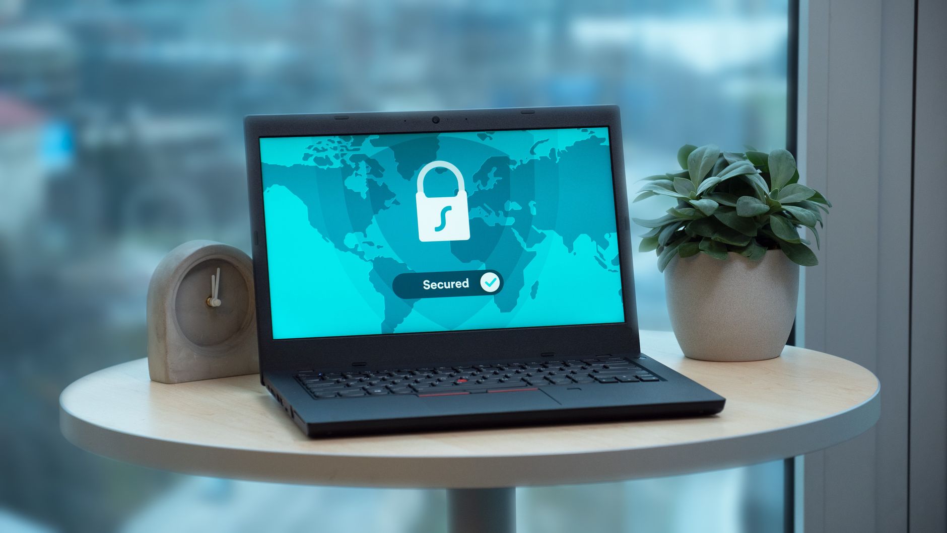 Representação visual de segurança cibernética com cadeado digital em rede corporativa