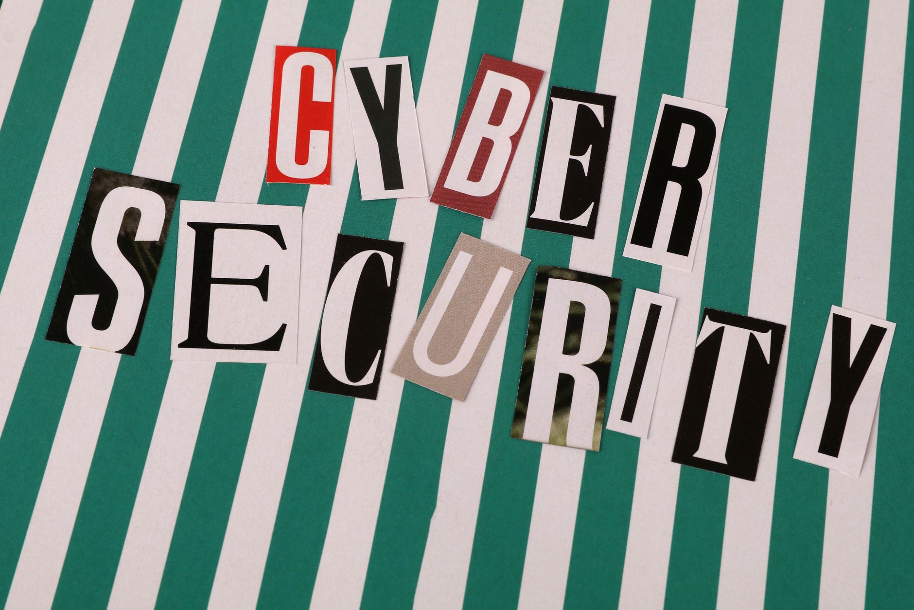 Servidor corporativo com tela de ataque ransomware e dados bloqueados