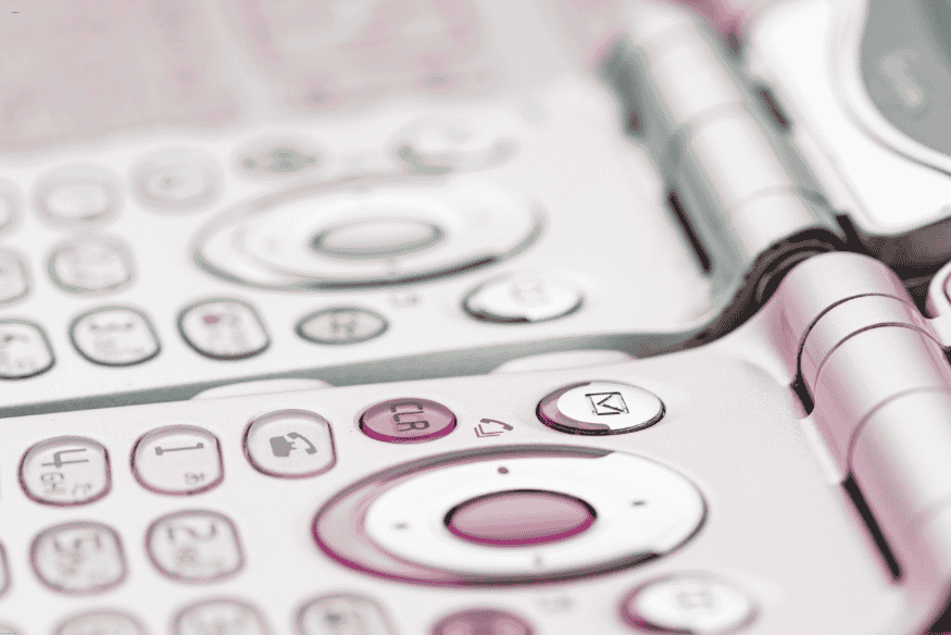 Close de celulares dobráveis antigos com teclas físicas e design retrô.