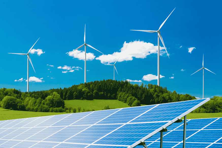 Painéis solares e turbinas eólicas em paisagem verde