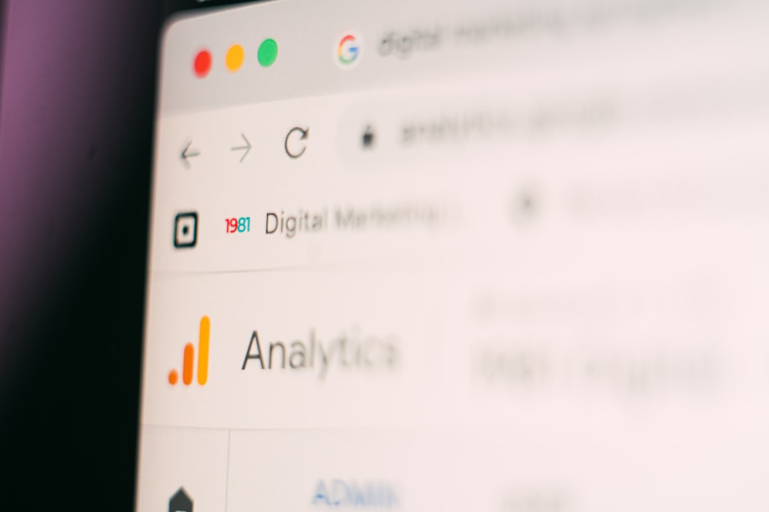 Profissional analisando estratégias de marketing digital com inteligência artificial em tela de computador