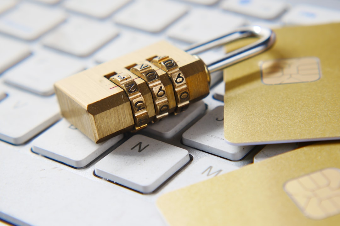 Profissional trabalhando com dados e conformidade de privacidade digital no Brasil