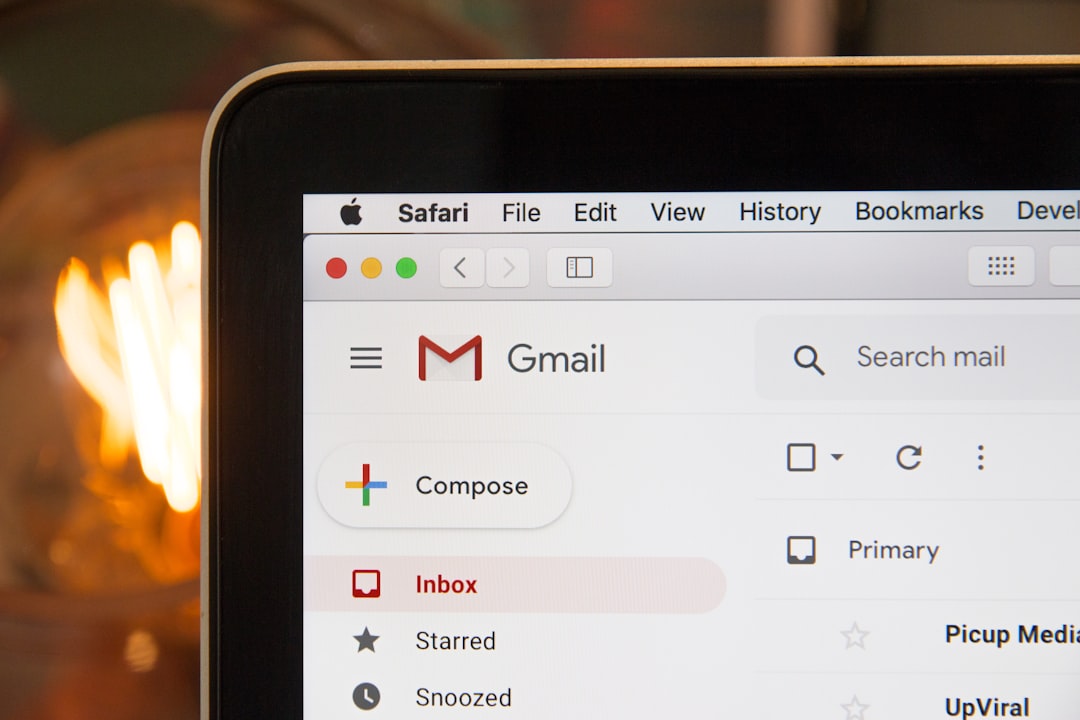 Profissional configurando campanha de email marketing personalizado com inteligência artificial