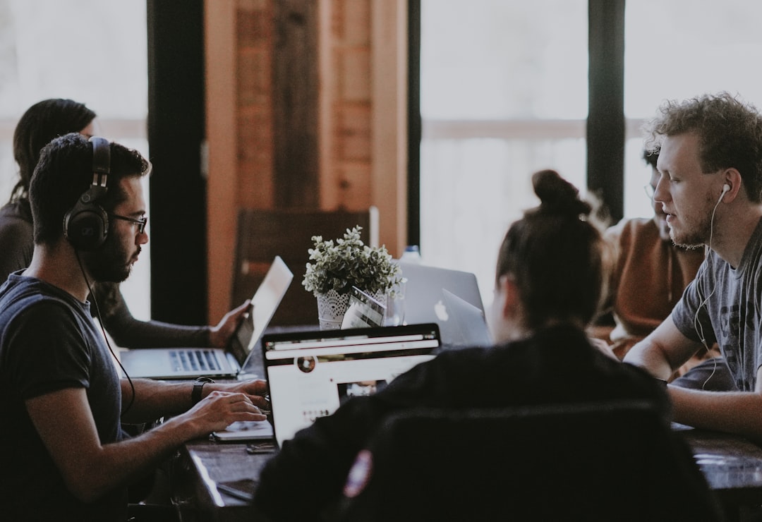 Equipe de marketing revisando conteúdo criado por inteligência artificial em escritório moderno