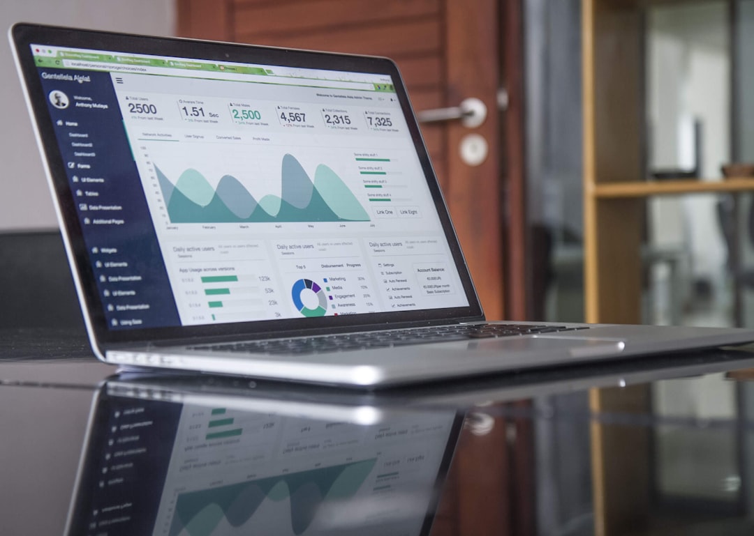 Profissional trabalhando em otimização de SEO no laptop