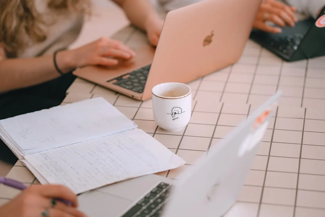 Equipe de marketing digital analisando resultados em tela