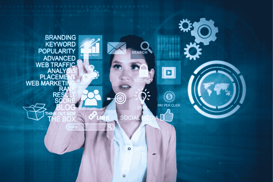 Mulher interagindo com ícones digitais que representam termos e estratégias avançadas de SEO.