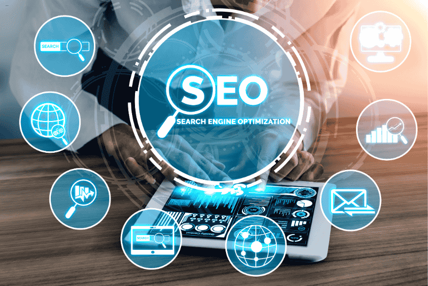 Tablet com tela interativa destacando “SEO” e elementos gráficos de análise e performance de busca.