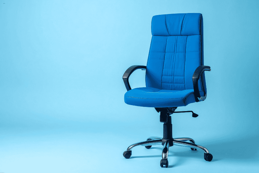 Cadeira ergonômica azul com encosto alto para uso em home office