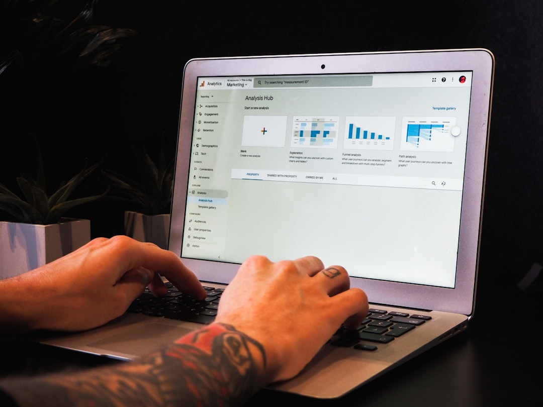 Painel do Google Analytics 4 exibindo métricas de tráfego e conversão em monitor