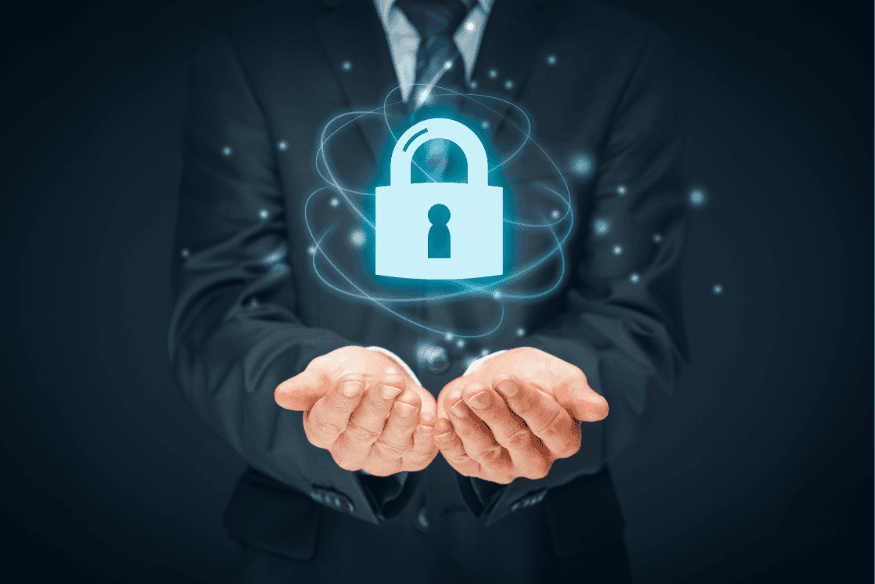 Executivo com mãos abertas segurando cadeado digital em ambiente tecnológico.