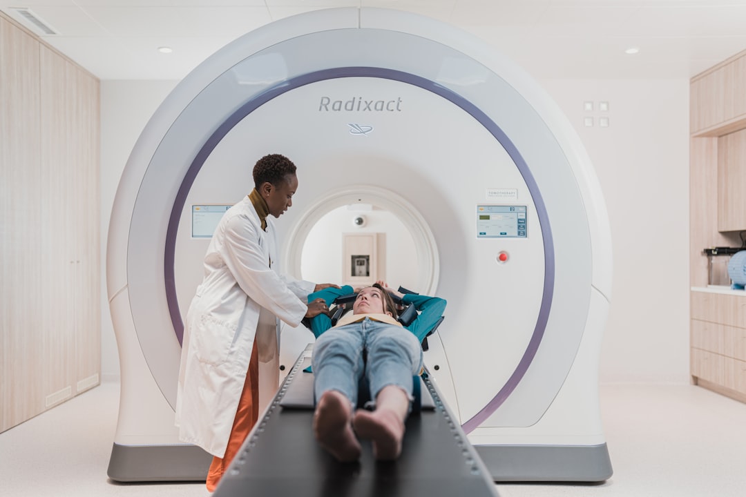 Radiologista observando tomografia computadorizada com sistema de IA destacando áreas de interesse