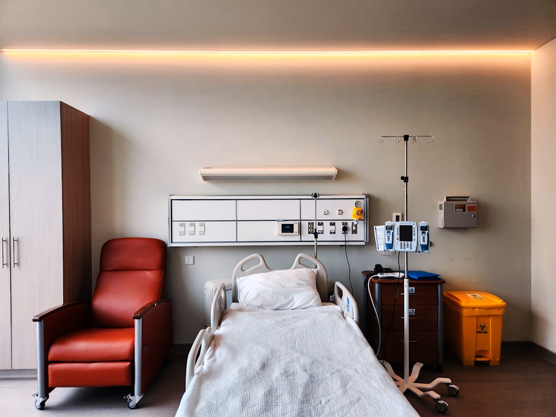 Equipe médica em hospital moderno utilizando tablets e sistemas digitais integrados