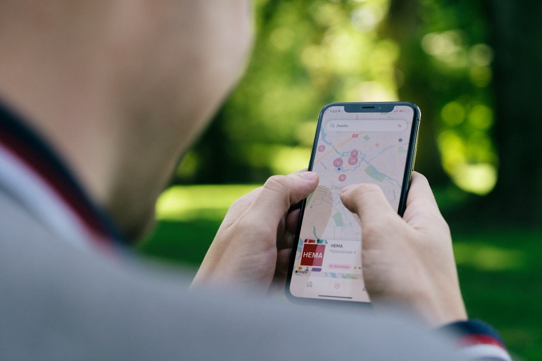 Pessoa usando smartphone com aplicativo de saúde mental e bem-estar digital