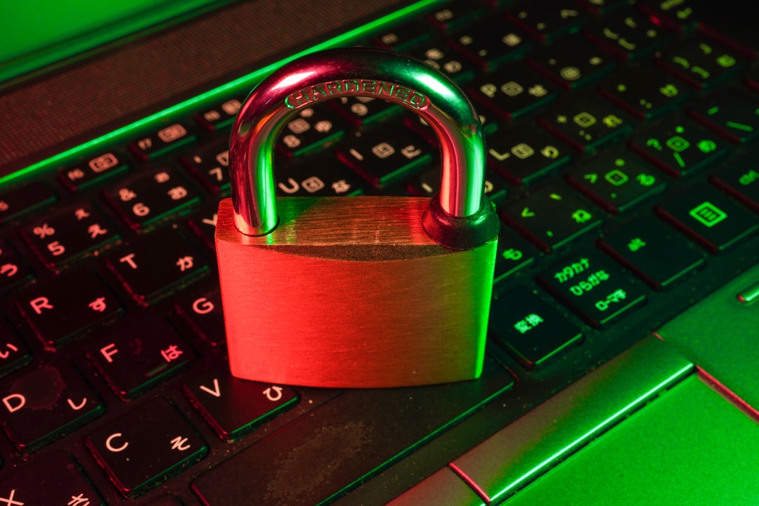 Profissional de segurança digital analisando proteção de dados financeiros em tela