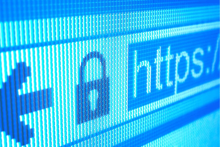 Ícone de cadeado e endereço HTTPS em tela ampliada, representando segurança digital.