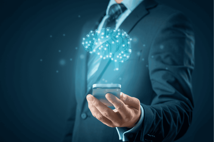 Empresário segurando smartphone com holograma de cérebro representando IA.