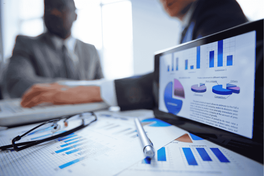 Análises de dados de emprego em gráficos e planilhas sobre a mesa de reunião