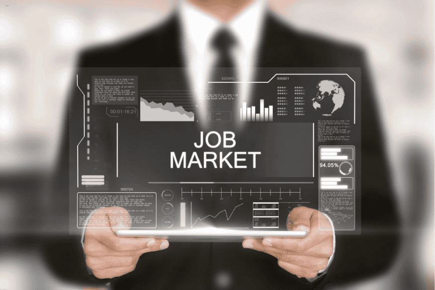 Executivo segurando painel digital com indicadores do mercado de trabalho