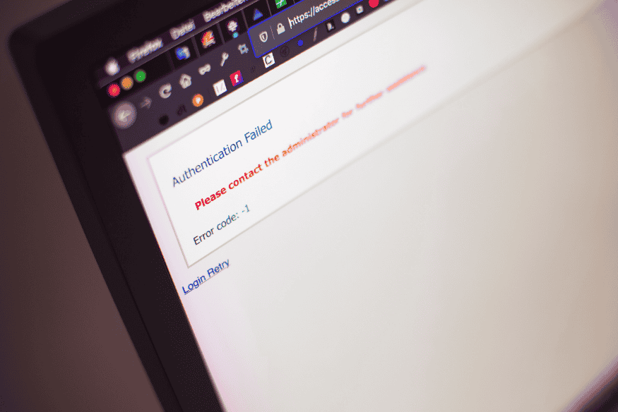 Tela de computador exibindo mensagem de autenticação falhada, ilustrando políticas de acesso e verificação de identidade em um ambiente Zero-Trust.