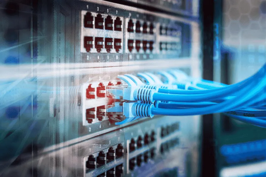 Cabos de rede conectados a um switch em datacenter, representando segmentação de rede e proteção da infraestrutura no modelo Zero-Trust.