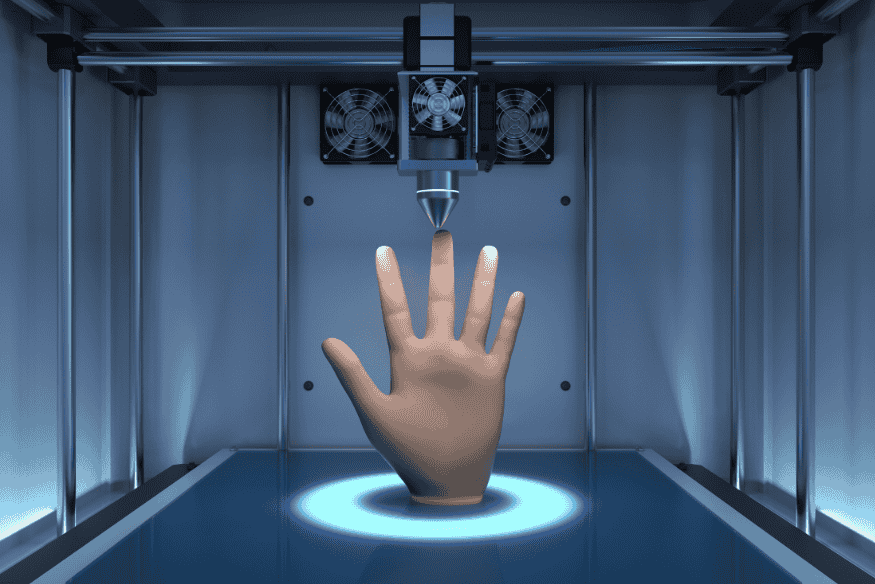 Impressora 3D criando mão protética, ilustrando avanços do bioprinting na área da saúde.
