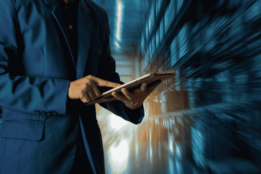 Profissional analisando infraestrutura digital com tablet em ambiente tecnológico moderno.