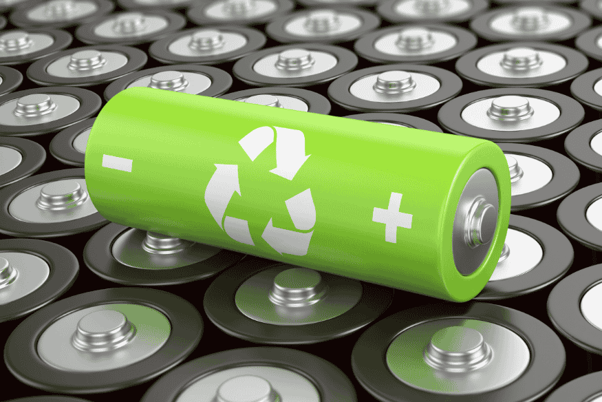 Pilha verde com símbolo de reciclagem sobre fundo com várias baterias