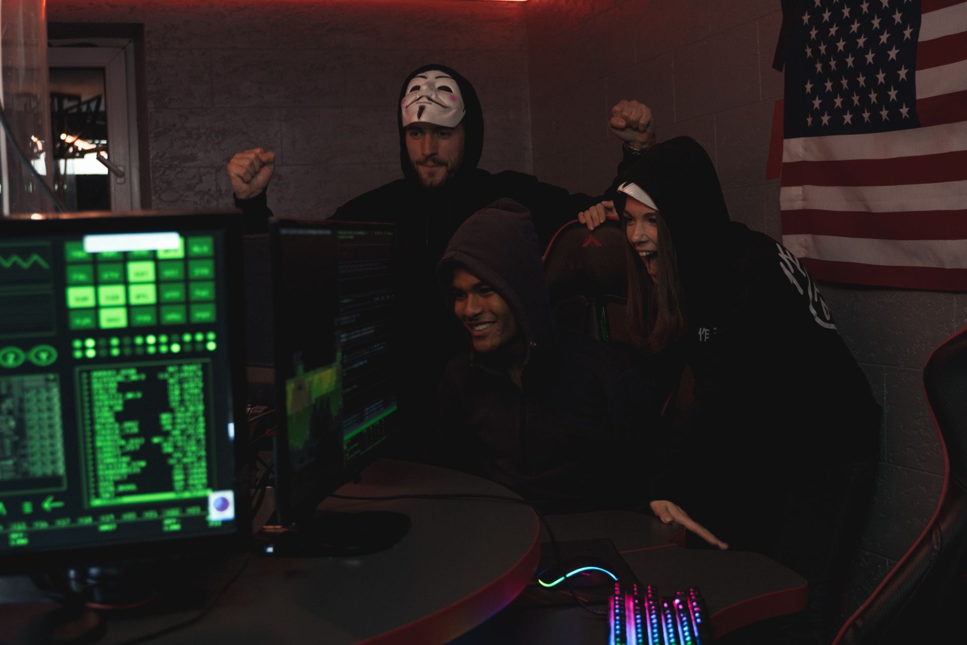 Equipe de segurança digital trabalhando em sala de monitoramento