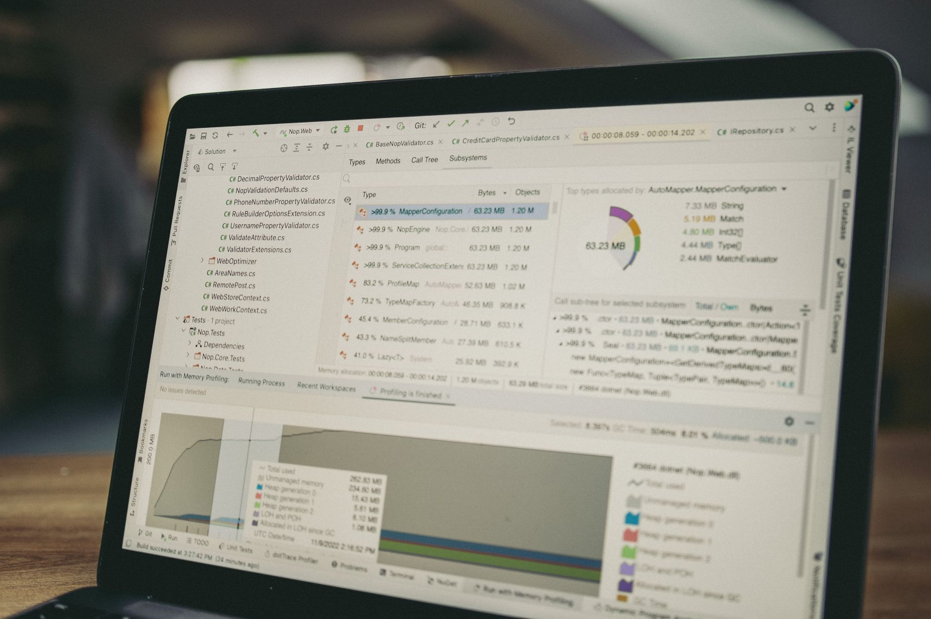 Ferramenta de análise de links quebrados mostrando relatório de backlinks em dashboard