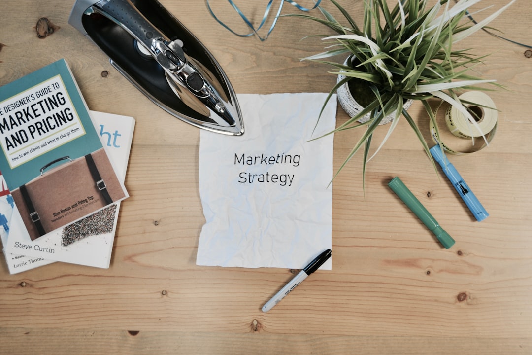Estratégia de marketing de conteúdo com post-its e planejamento em quadro branco