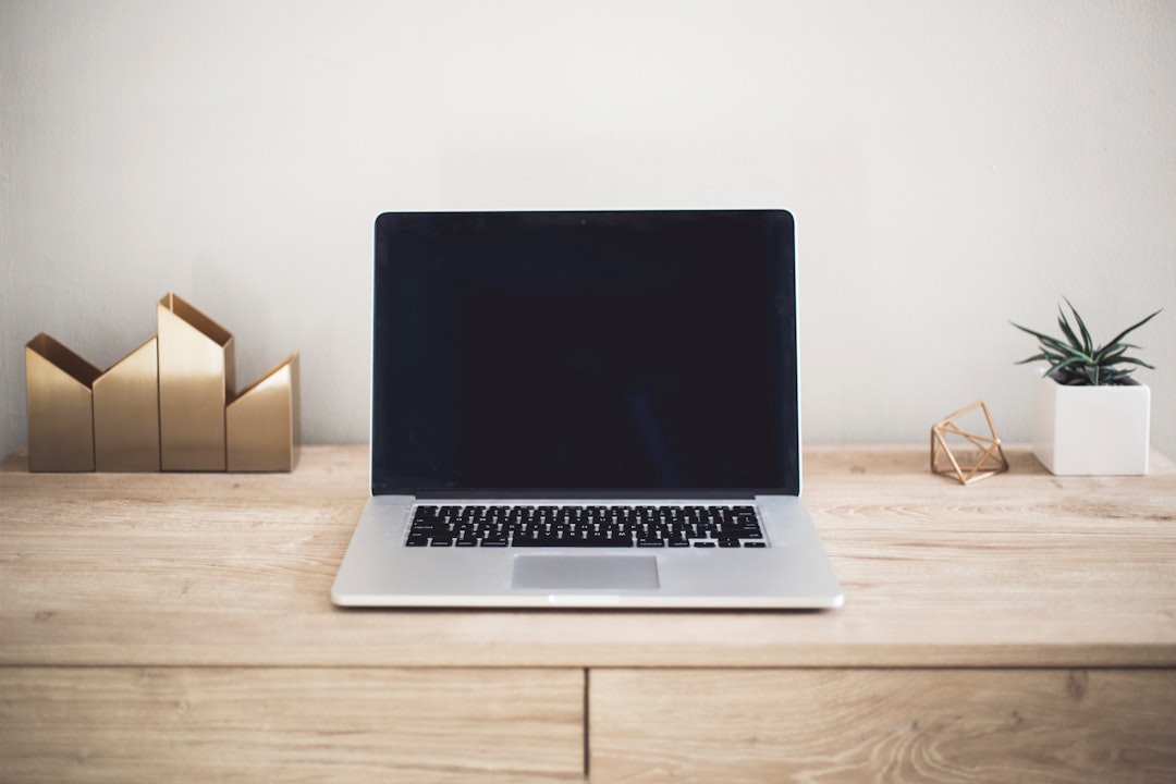 Redator revisando conteúdo em laptop com anotações em papel
