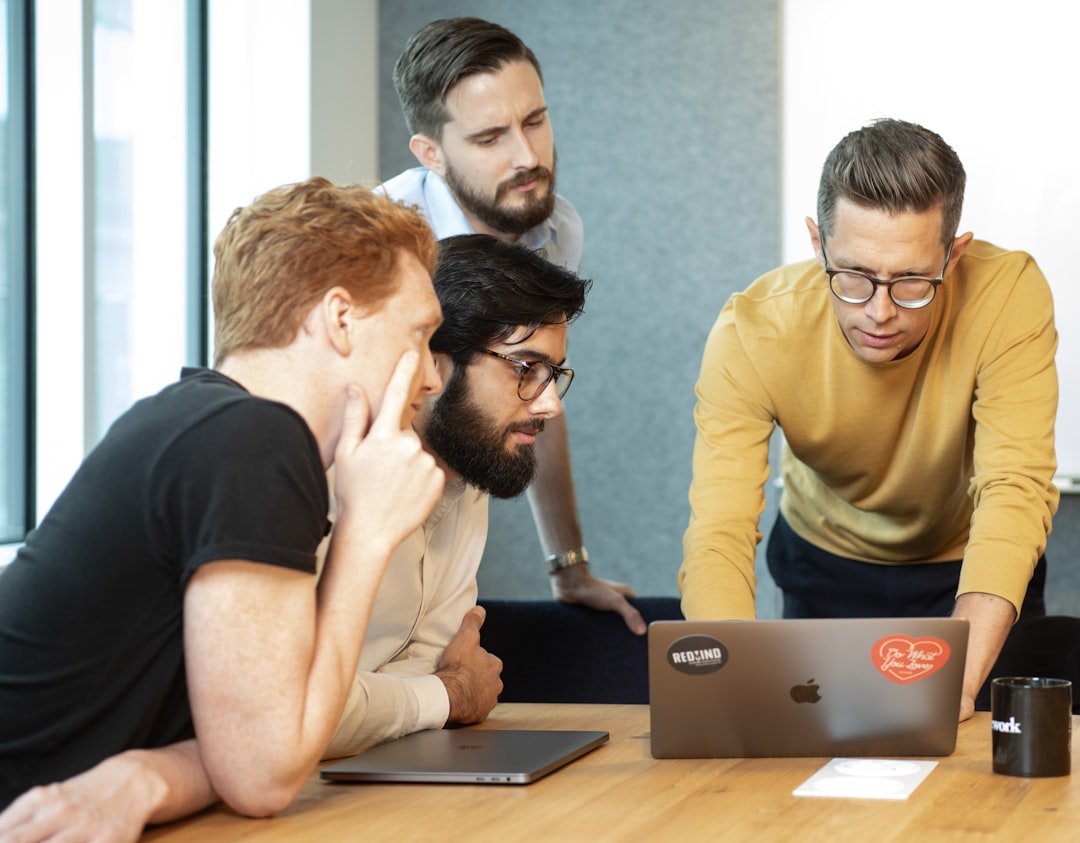 Equipe de marketing discutindo problemas em reunião de trabalho