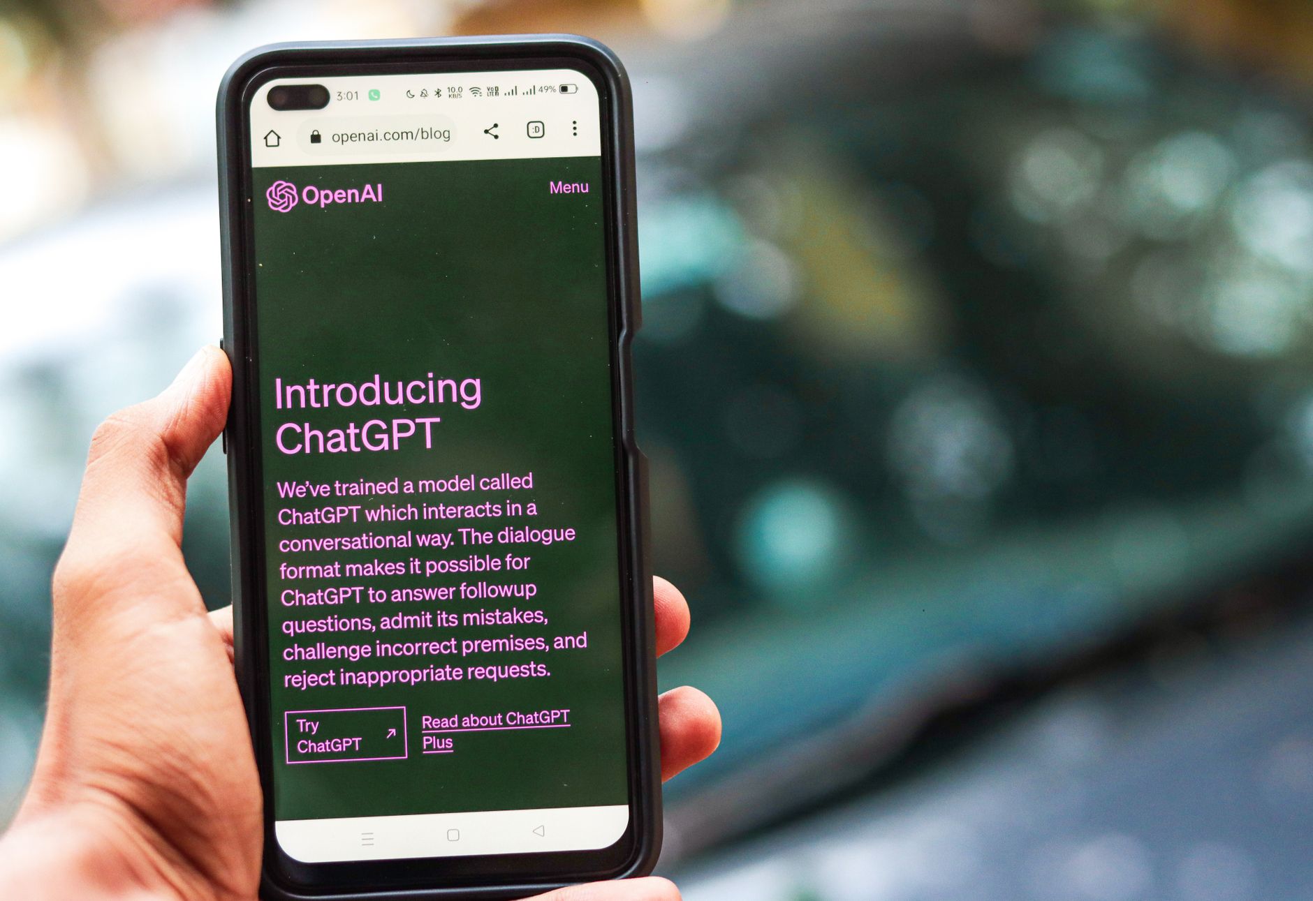 Atendente digital com interface de chatbot em tela de computador
