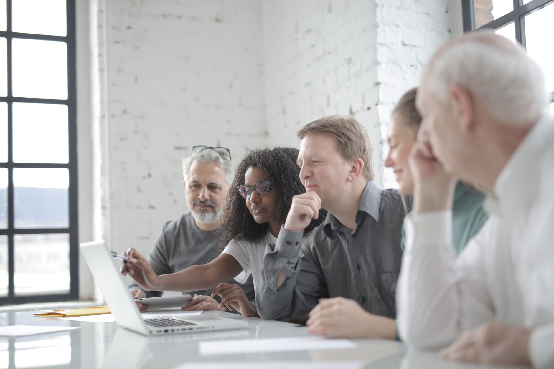 Equipe de trabalho discutindo implementação de tecnologia em sala de reunião