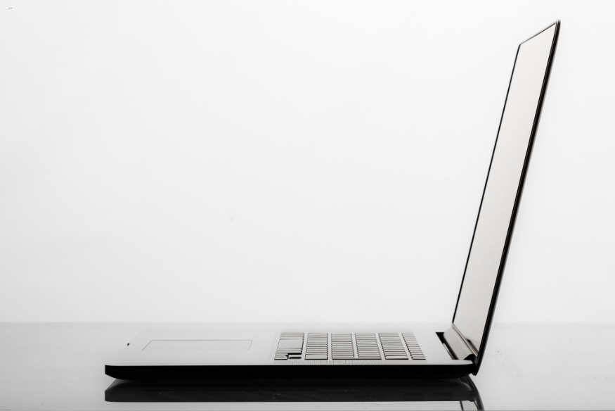 otebook ultrafino moderno visto de perfil lateral em fundo branco