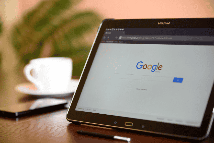 Tablet Samsung aberto na página do Google, ilustrando pesquisas online e estratégias de SEO em português.