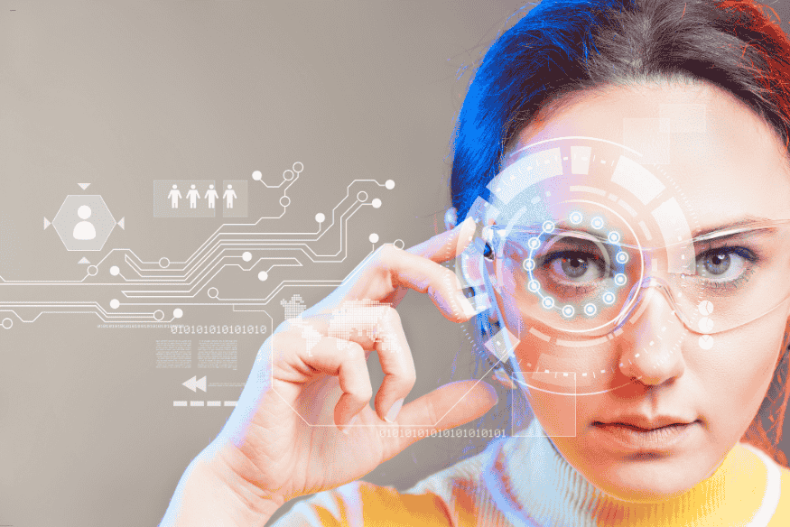 Mulher com óculos inteligentes de realidade aumentada analisando dados digitais.