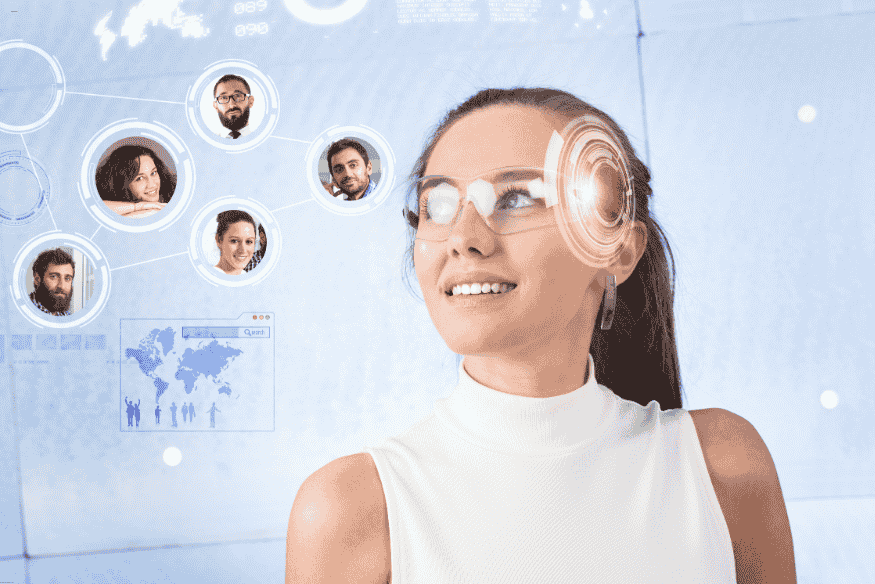 Mulher sorrindo usando óculos inteligentes com projeções de redes sociais.