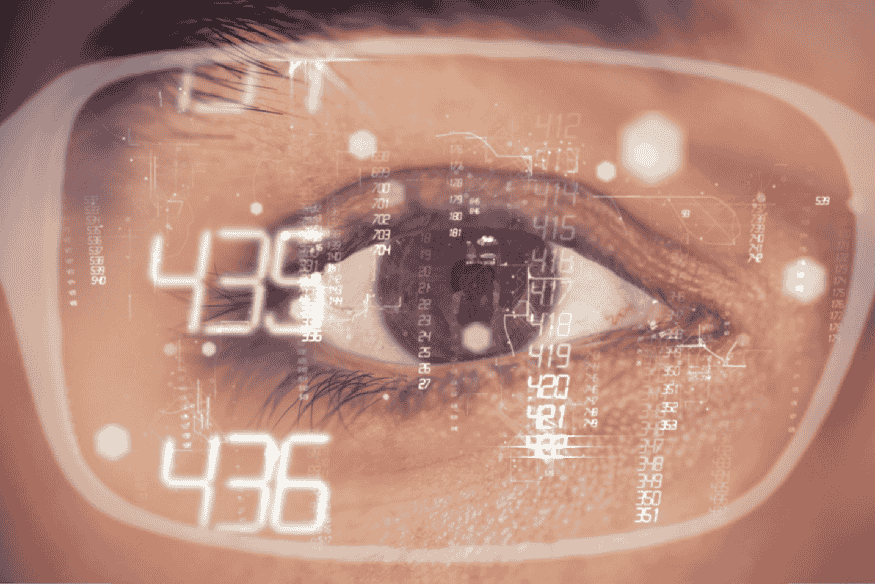 Close de olho com interface digital refletida nos óculos inteligentes.