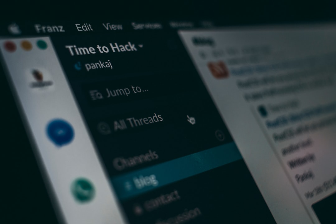 Representação visual de ataque de phishing com tela de computador e anzol digital