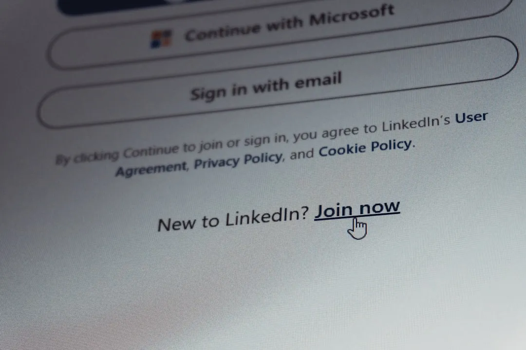 Tela de alerta de segurança identificando e-mail de phishing em computador