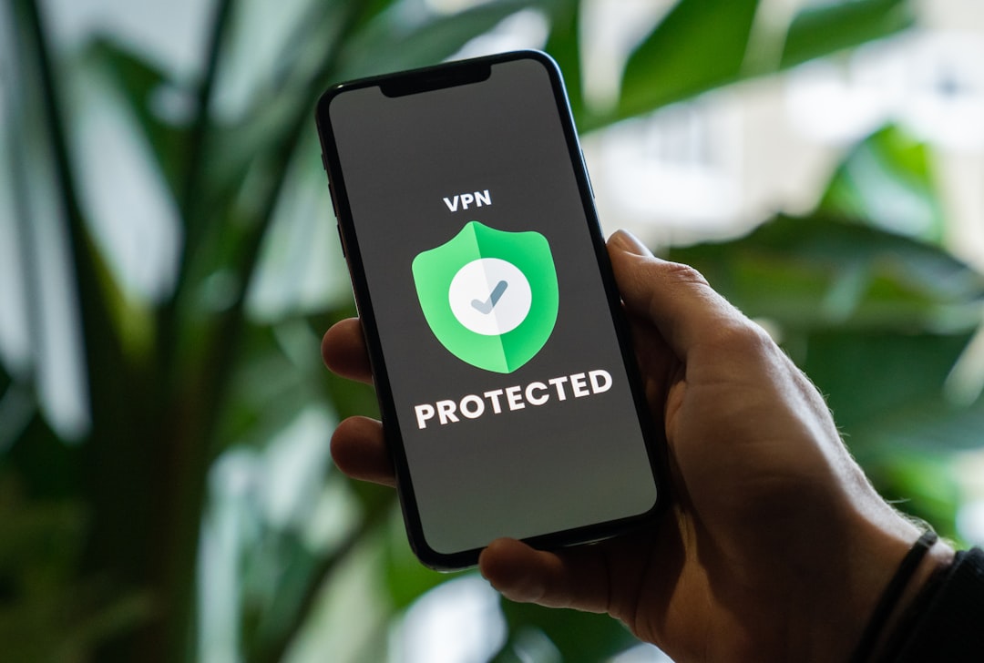 Alerta de segurança em smartphone com notificação suspeita